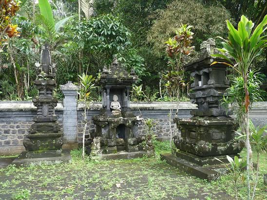Jungutan - Den Tempel haben wir zufällig gefunden, mitten im Nichts
