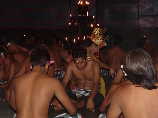 In Ubud, unser erster Abend, das ist Kecak, ein balinesisches Tanzdrama, sehr beeindruckend.