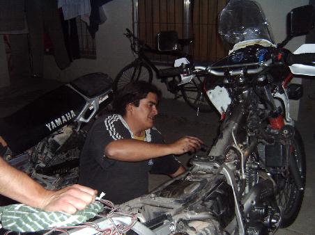 Miguel A. Dominguez
Calle: Juan B. Justo 889
Puerto Madrin
Diese Adresse ist fuer Motorradreisende in Argentinien ein Muss.