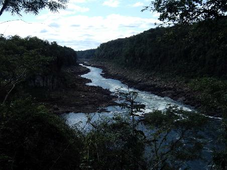 nach den Wasserfaellen. Rio Iguazu auf den Weg zum Rio Parana.