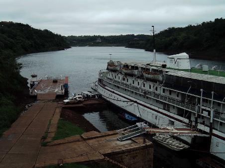 Der Hafen von Puerto Iguazu. Im Hintergrund Paraguay.