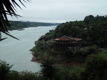 Blick von Argentinien aus. Die Flussmuendung des Iguazu in den Parana. Gegenueber Brasilien. Links Paraguay.