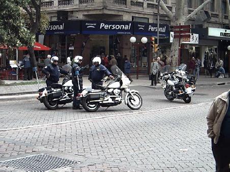 Mendoza, Polizei mit Harleys. Nicht ueblich in Argentinien.
