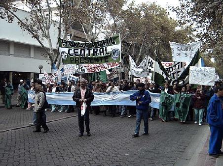 Mendoza, Demo der Krankenhausangestellten. Einkommen teilweise 300,-- Pesos = 80,-- €.
