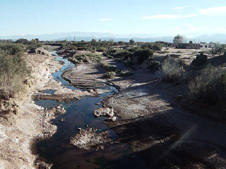 Fluss in Pagancillo. In der Regenzeit ist er voll.