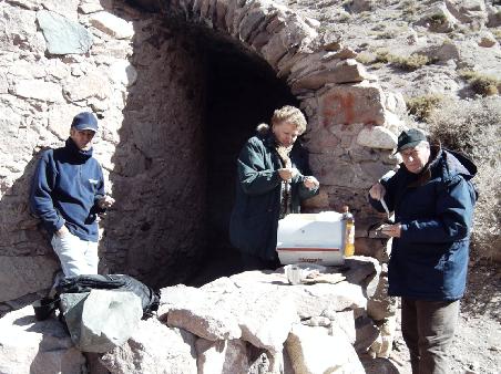 Rueckweg von der Laguna Brava.
Von links. Alejandro der Fahrer.
Katy und Roberto aus B.A.