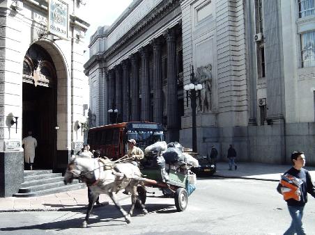 Altpapiersammler. Im Hintergrund die National Bank.