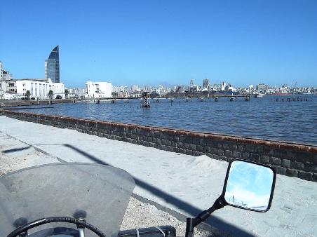 Montevideo Skyline vom Hafen aus gesehen.