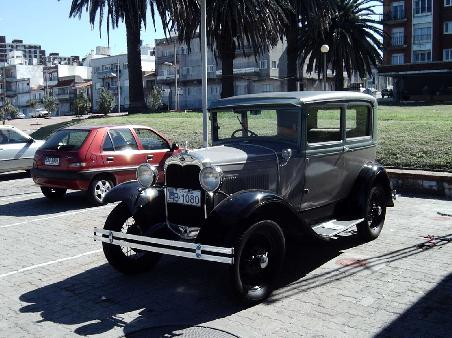 Ford A. Hat an einer Tankstelle geparkt.