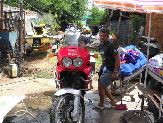 Jose Errazquin genannt Pepe. Ein super Mechaniker. Für alle die Probleme mit dem Motorrad haben, hier seine Adresse.
Calle: Dr. Elias Regules 5954, Ecke Camino Carrasco. Grünes Tor.
E-Mail:errazquinjose@gmail.com