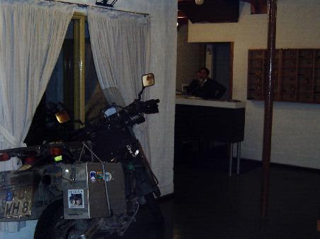 sicherer Parkplatz in der Hotelhalle des Hotel Plaza in Tacuarembo