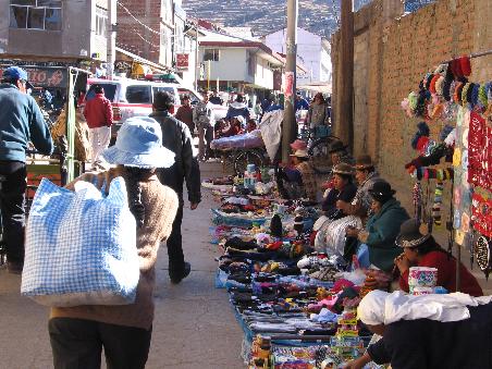 Puno. Strassenverkaeufer.