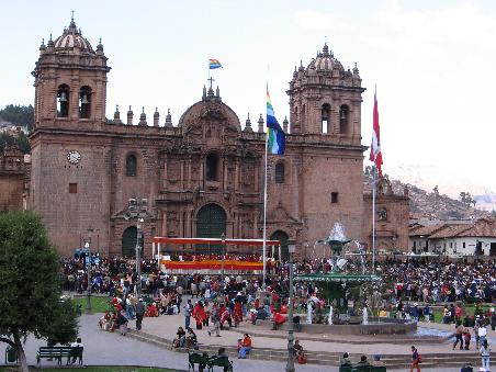 Cusco. Plaza de Armas (Waffen).
La Cateral.