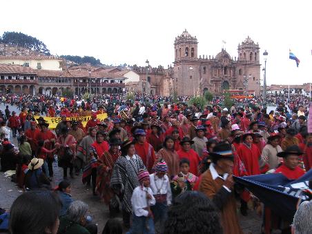 Cusco. Plaza de Armas (Waffen).
Umzug der verschiedenen Doerfer und Provinzen. Bei 151 abends um 22:00 bin ich ins Bett.