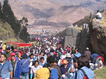 Der Zuschauerstrom nach Saqsayhuaman. Im Tal Cusco.