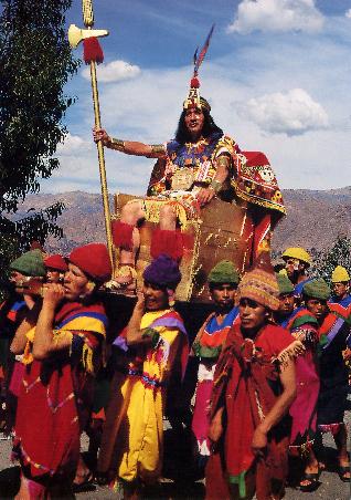 Saqsayhuaman. Inti Rayma Fest.
Der Koenig wird gebracht.