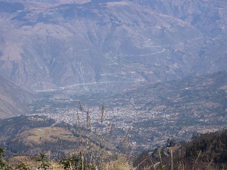 Unten Abancay und im Hintergrund der Pass nach Andahuaylas.
