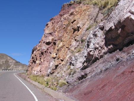 Von Ayacucho nach Pisco.
Roter Sand (rechts).
