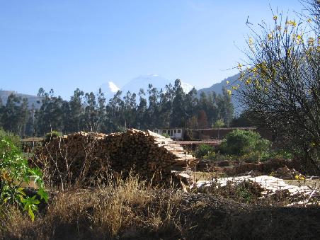 Ortsausgang Huaraz in Richtung Caraz.
Im Hintergrund der 6.768 m hohe Huascaran.