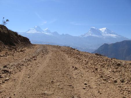 Rechts Huascaran 6.768 m.
Links Nevado Huandoy 6.395 m.