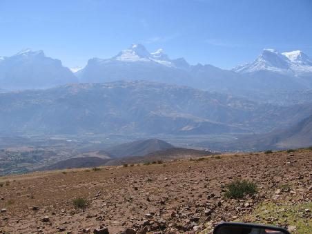 Rechts Huascaran 6.768 m.
Mitte Nevado Huandoy 6.395 m.
Links Nevado Alpamayo 5.947 m.