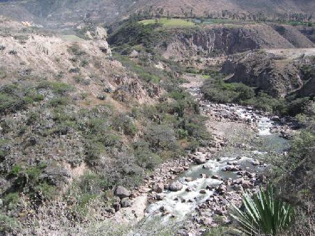 Zwischen Loja und Cuenca.
Das Wasser hat weite Teile der Strasse mit sich gerissen.