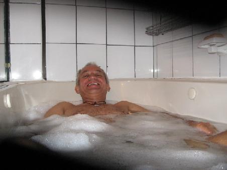 Ein gluecklicher Weltreisender.
Badewanne mit Wirlpool.