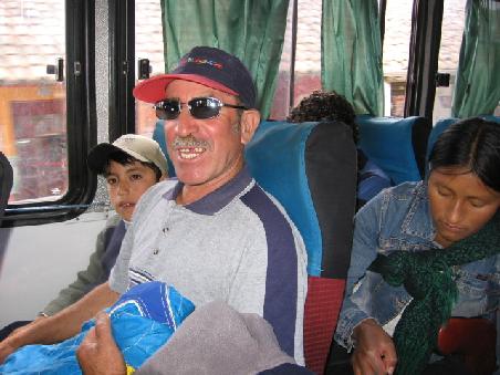 Im Bus auf dem Weg nach Cajas.
Hausmeister Carlos mir Sohn Pepe.