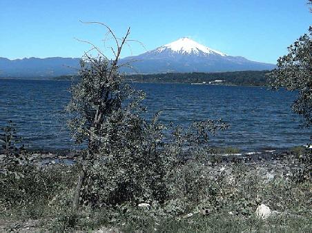 Lago Villarica mit gleichnamigen Vulkan