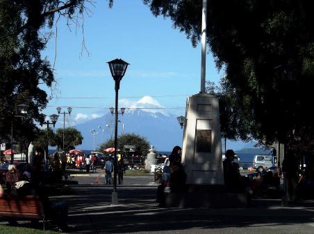 Pucon am Lago Llanique mit Vulkan Osorno im Hintergrund.