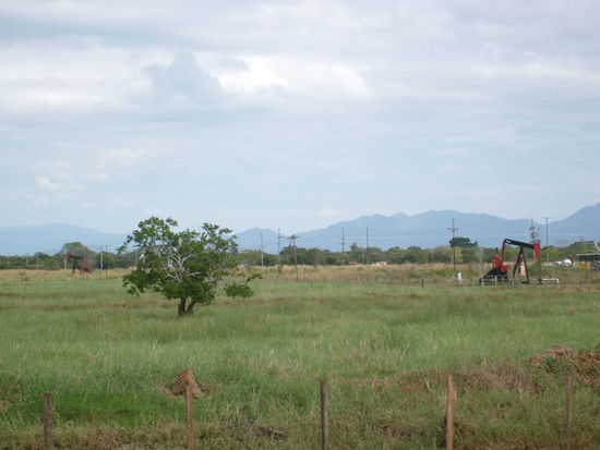 In der Naehe von Maracaibo. 
Hier sind Oelfelder. Habe so um die 30 Pumpstationen gezählt.