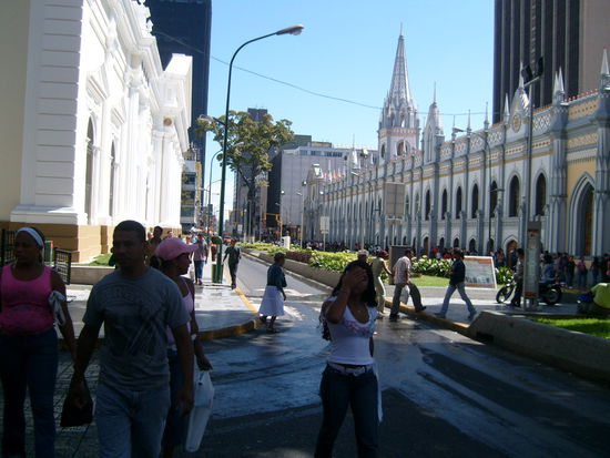 Links der Palast von Chavez, rechts die Katedrale.