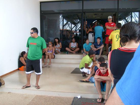 An der Grenze. Gestresste Brasilianer die nach Venezuela wollen. 
6 Stunden mussten auch sie warten.