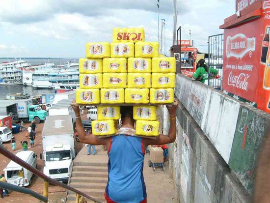 Skol, das Bier der Brasilianer. Alles wird auf den Schultern auf das Schiff getragen.