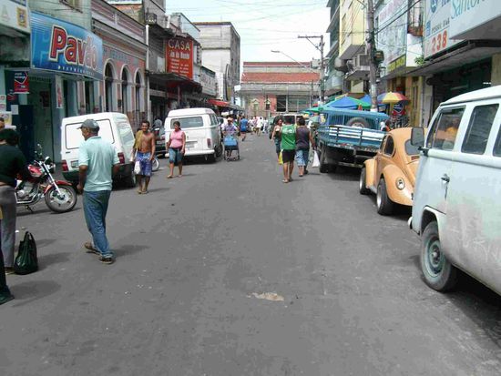 Der Weg zum Anlegesteg. Unten links.