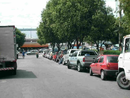 Der Weg zum Anlegesteg. Unten rechts.