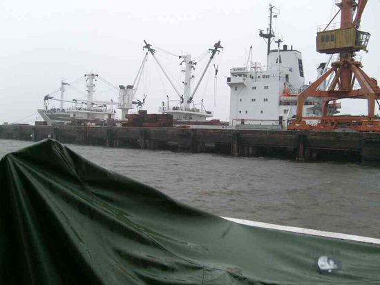 Dieser Dampfer kommt aus Afrika.