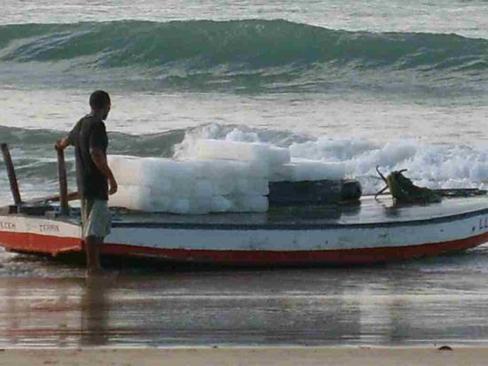 Strand von Paracuru. Eis fuer die Fischerboote.