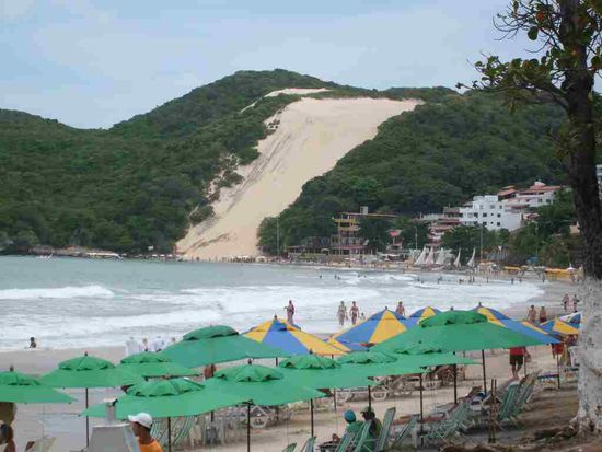 Der Strand von Ponta Negra. Bei Flut kann man von der Duene direkt ins Meer surfen.