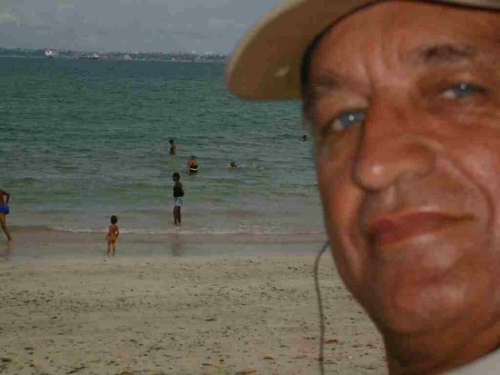 Gestresster Fruehrentner am Strand von Itaparica.