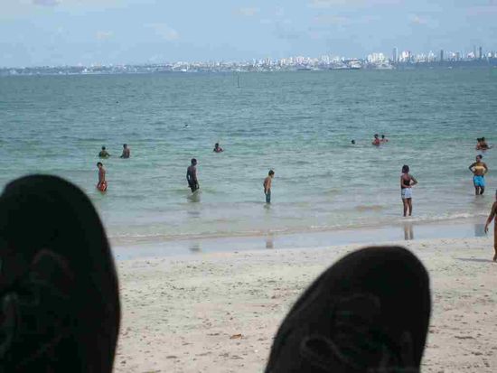 Der Strand von Itaparica mit Salvador im Hintergrund.