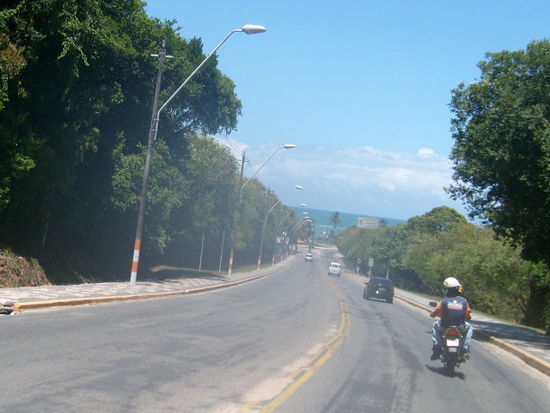 Einfahrt in Porto Seguro. Der Mopedfahrer war mein Fuehrer.
