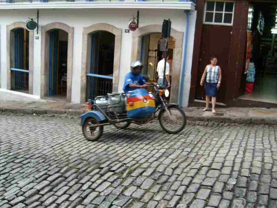 In Ouro Preto. Gasflaschen Transport.