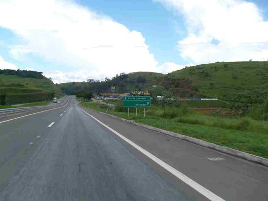 Durch laendliche Gegend nach Antras dos Reis.