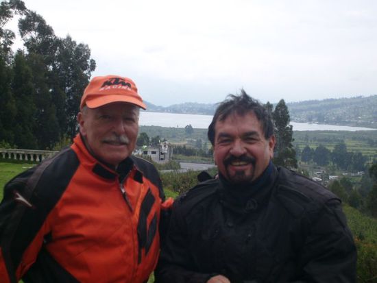 David und Rafael. 
Im Hintergrund der Lago San Pablo bei Otavalo.