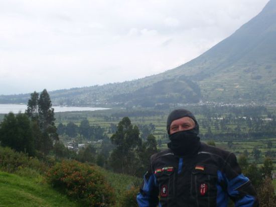 Im Hintergrund der Lago San Pablo bei Otavalo.