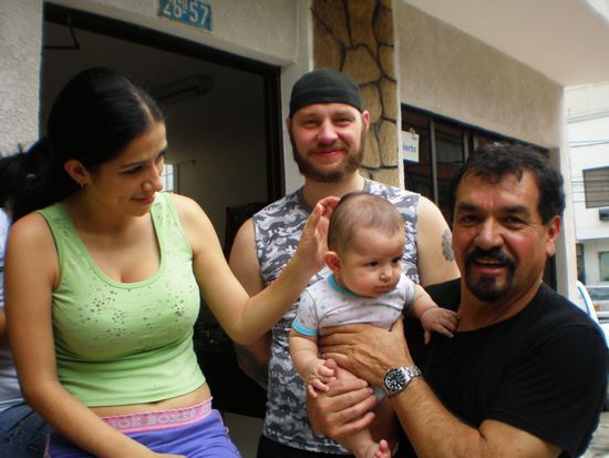 Die Eigentuemer des Hostals Casa Blanca in Cali mit Rafael.