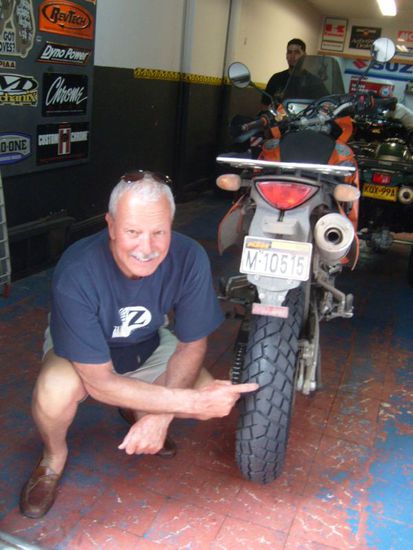 David, gluecklich mit seinem neue Reifen.