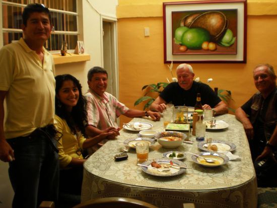 Oscar, seine Freundin Carolina und einer seiner zwei Brueder.