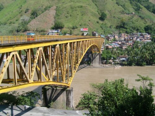 Die Bruecke bei Valdivia ueber den Fluss Cauca.
